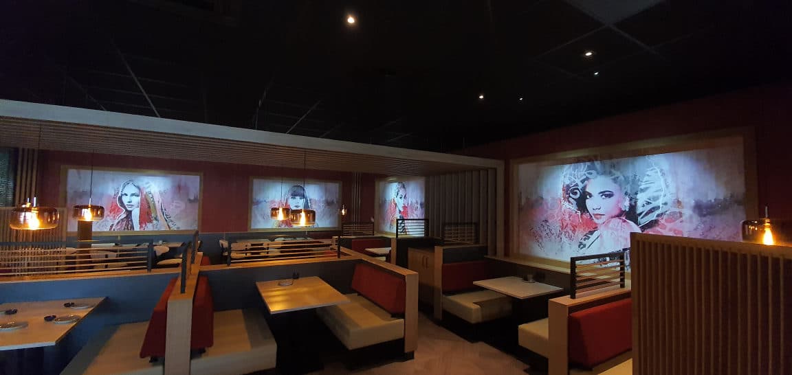 Murals langs de wand van een restaurantinterieur