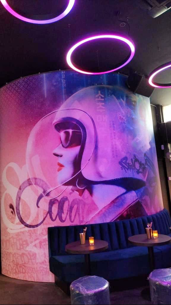 Bar met verlicht portret-mural