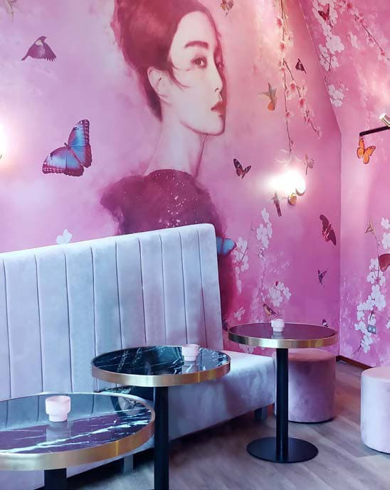 Roze geisha-mural boven een loungebank